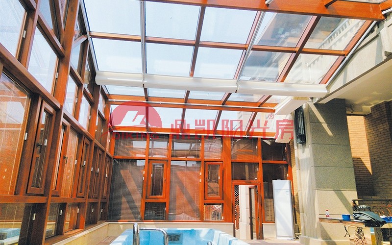 沒(méi)有比在陽(yáng)光房里建游泳池更好的了！四季都能用，夏天泡澡真舒服
